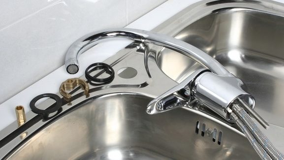 Dịch vụ sửa vòi nước rửa bát bị lỏng tại nhà