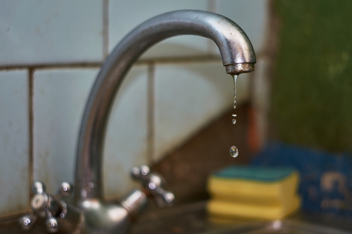 Những lý do tại sao vòi nước rửa bát chảy yếu