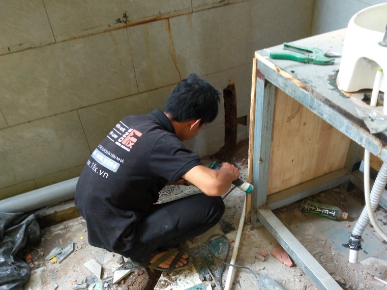 Thợ sửa ống nước âm tường bị rò rỉ - Xử lý ống nước bị rò rỉ trong tường