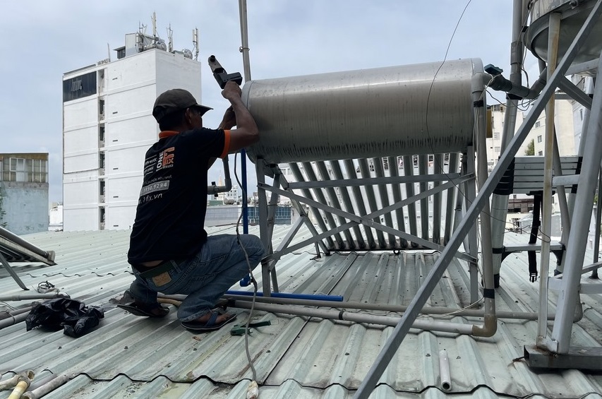 Dịch vụ thợ sửa máy nước nóng năng lượng mặt trời quận 9