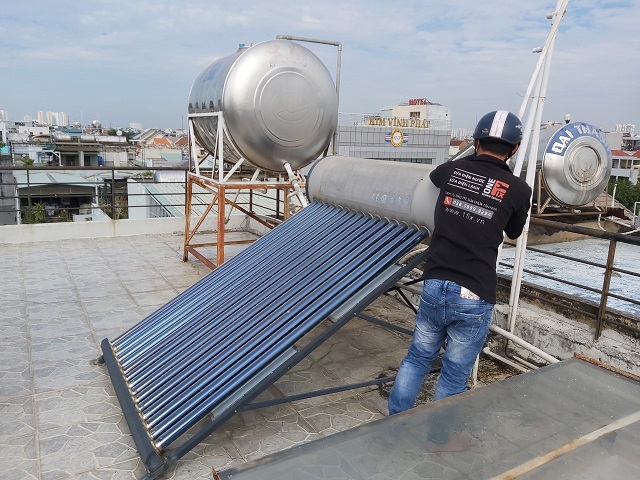 Dịch vụ thợ sửa máy nước nóng năng lượng mặt trời quận 10