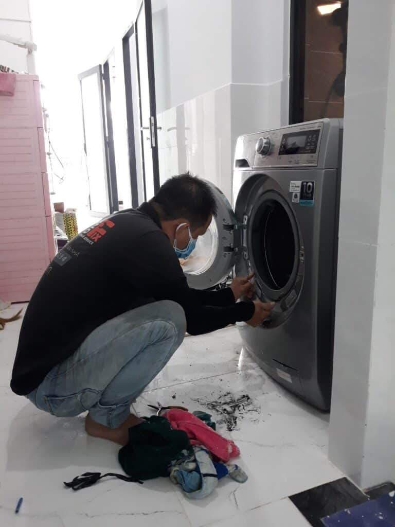 Thợ sửa máy giặt LG kêu to khi vắt tại nhà